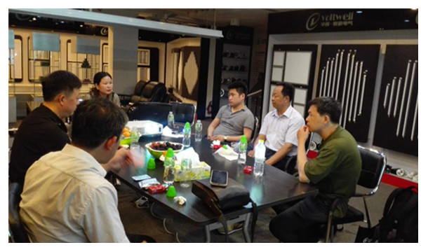 華輝客戶(hù)車(chē)間參觀