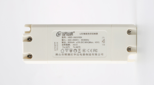 華輝照明LED辦公吊線燈,led面板燈,直發(fā)光面板燈，側(cè)發(fā)光面板燈,面板燈廠家擁有專業(yè)生產(chǎn)團隊，從面板燈零配件到電源都自己生產(chǎn)，保證每個環(huán)節(jié)的品質(zhì)。